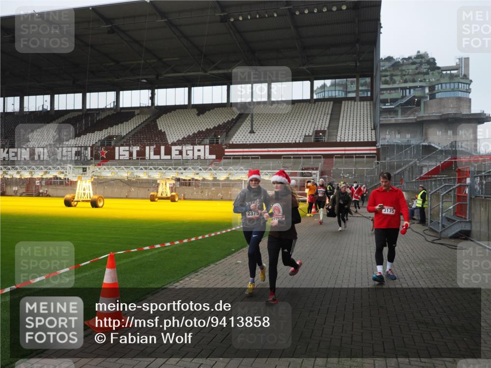 07.12.2025 - St. Pauli X-Mass-Run No. 15 Fabian Wolf http://msf.ph/oto/9413858 07.12.2025 11:21:13 Ziel 2375, 2376, 2854, 2867, 3135, 3220, 3283 meine-sportfotos.de