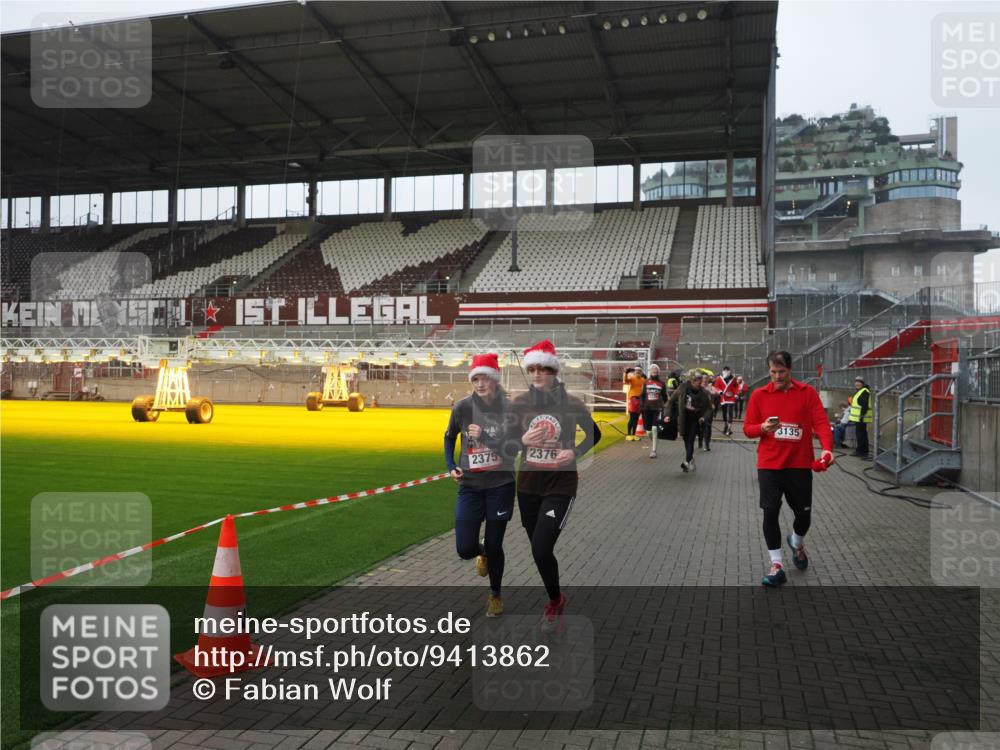 07.12.2025 - St. Pauli X-Mass-Run No. 15 Fabian Wolf http://msf.ph/oto/9413862 07.12.2025 11:21:13 Ziel 2375, 2376, 2854, 2867, 3135, 3220, 3283 meine-sportfotos.de