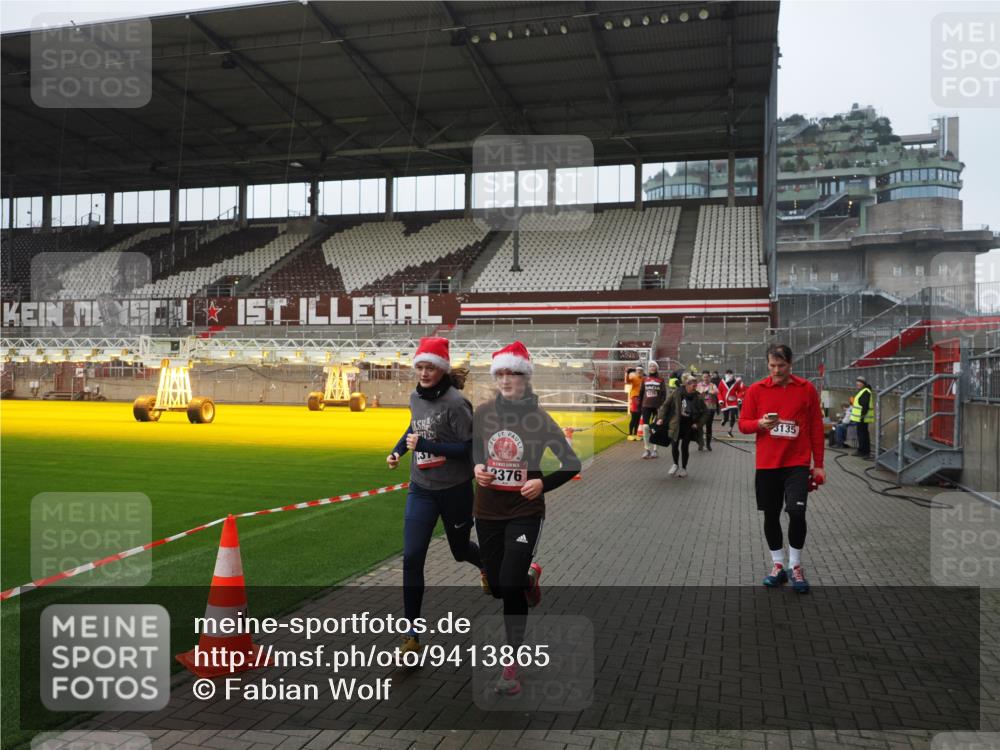 07.12.2025 - St. Pauli X-Mass-Run No. 15 Fabian Wolf http://msf.ph/oto/9413865 07.12.2025 11:21:13 Ziel 2375, 2376, 2854, 2867, 3135, 3220, 3283 meine-sportfotos.de