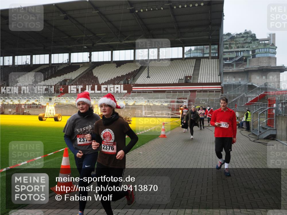 07.12.2025 - St. Pauli X-Mass-Run No. 15 Fabian Wolf http://msf.ph/oto/9413870 07.12.2025 11:21:14 Ziel 2375, 2376, 2854, 2867, 3135, 3220, 3283 meine-sportfotos.de