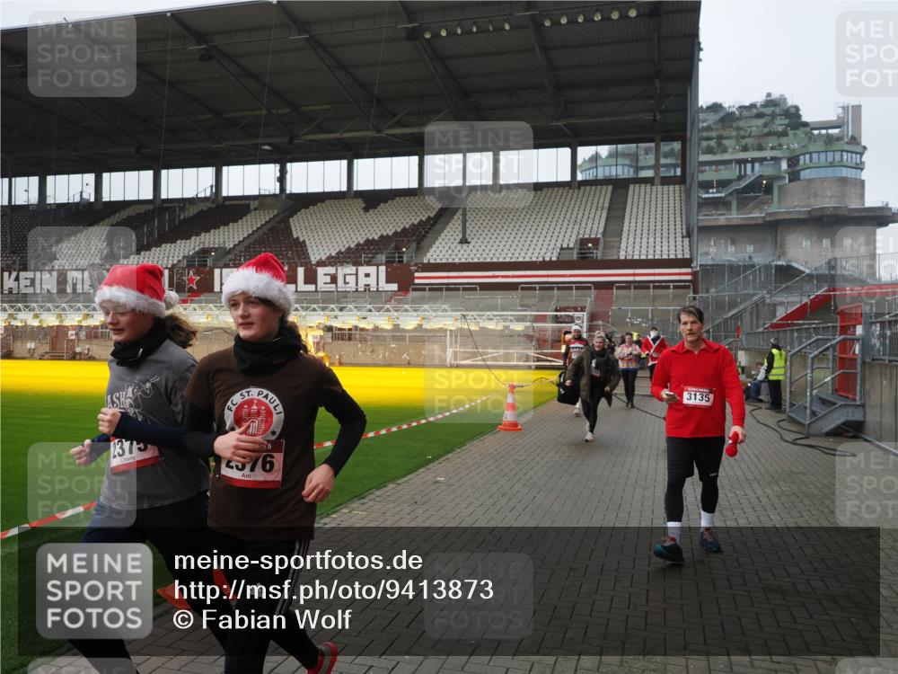 07.12.2025 - St. Pauli X-Mass-Run No. 15 Fabian Wolf http://msf.ph/oto/9413873 07.12.2025 11:21:14 Ziel 2375, 2376, 2854, 2867, 3135, 3220, 3283 meine-sportfotos.de