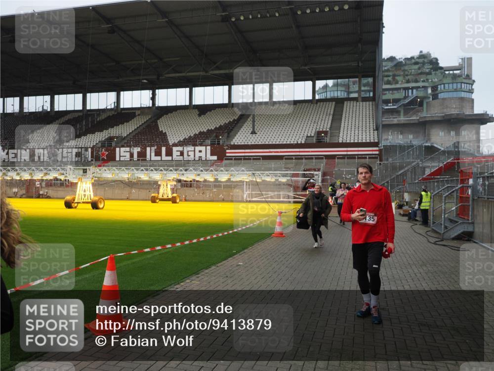 07.12.2025 - St. Pauli X-Mass-Run No. 15 Fabian Wolf http://msf.ph/oto/9413879 07.12.2025 11:21:14 Ziel 2375, 2376, 2854, 2867, 3135, 3220, 3283 meine-sportfotos.de