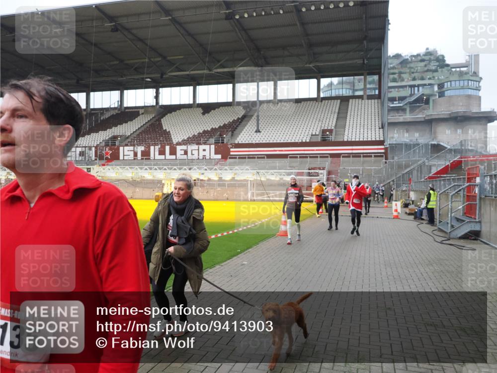07.12.2025 - St. Pauli X-Mass-Run No. 15 Fabian Wolf http://msf.ph/oto/9413903 07.12.2025 11:21:17 Ziel 2375, 2376, 2579, 2854, 2867, 3135, 3159, 3220, 3283 meine-sportfotos.de