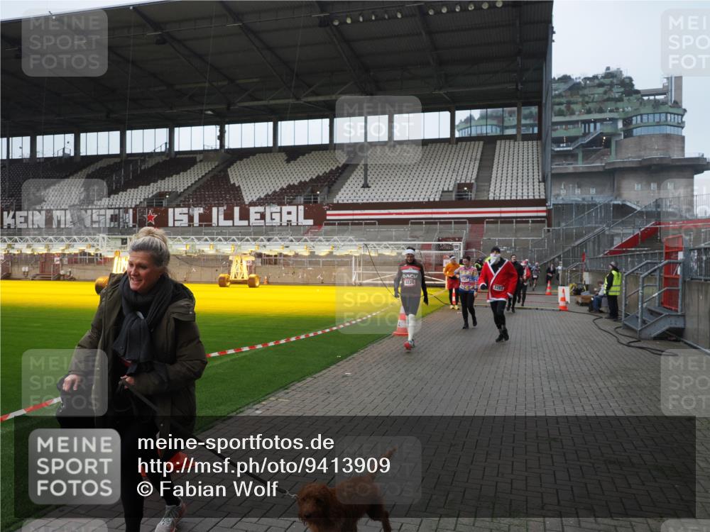 07.12.2025 - St. Pauli X-Mass-Run No. 15 Fabian Wolf http://msf.ph/oto/9413909 07.12.2025 11:21:17 Ziel 2375, 2376, 2579, 2854, 2867, 3135, 3159, 3220, 3283 meine-sportfotos.de