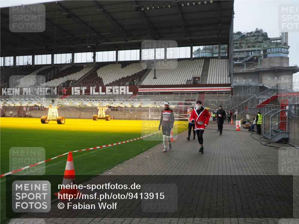 07.12.2025 - St. Pauli X-Mass-Run No. 15 Fabian Wolf http://msf.ph/oto/9413915 07.12.2025 11:21:18 Ziel 2375, 2376, 2579, 2854, 2867, 3135, 3159, 3220, 3283 meine-sportfotos.de
