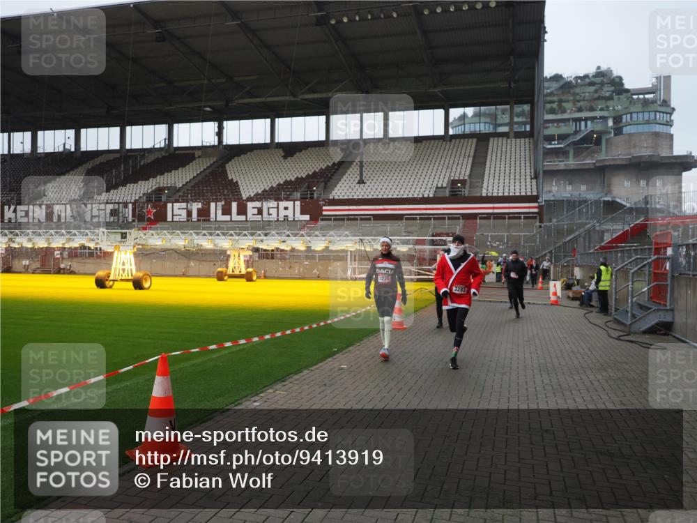 07.12.2025 - St. Pauli X-Mass-Run No. 15 Fabian Wolf http://msf.ph/oto/9413919 07.12.2025 11:21:18 Ziel 2375, 2376, 2579, 2854, 2867, 3135, 3159, 3220, 3283 meine-sportfotos.de