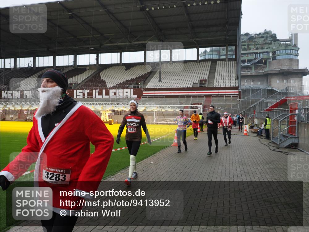 07.12.2025 - St. Pauli X-Mass-Run No. 15 Fabian Wolf http://msf.ph/oto/9413952 07.12.2025 11:21:20 Ziel 232, 2375, 2376, 2579, 2867, 3073, 3135, 3159, 3220, 3283 meine-sportfotos.de