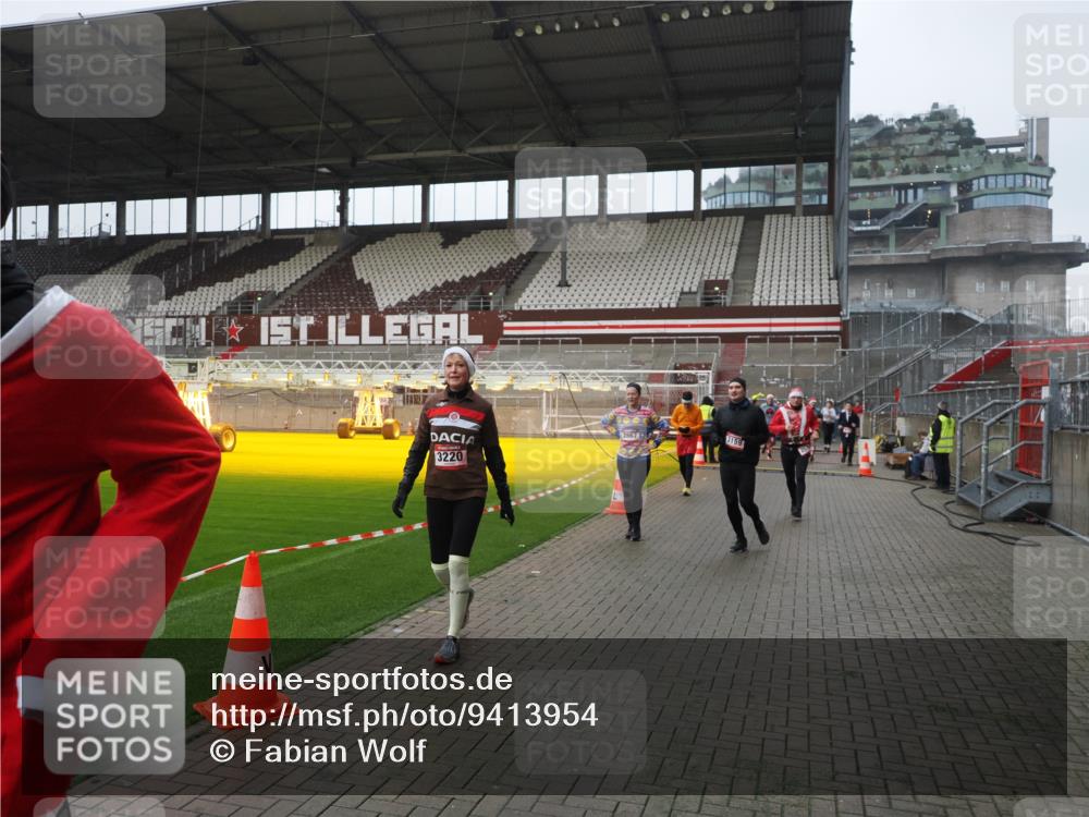 07.12.2025 - St. Pauli X-Mass-Run No. 15 Fabian Wolf http://msf.ph/oto/9413954 07.12.2025 11:21:20 Ziel 232, 2375, 2376, 2579, 2867, 3073, 3135, 3159, 3220, 3283 meine-sportfotos.de