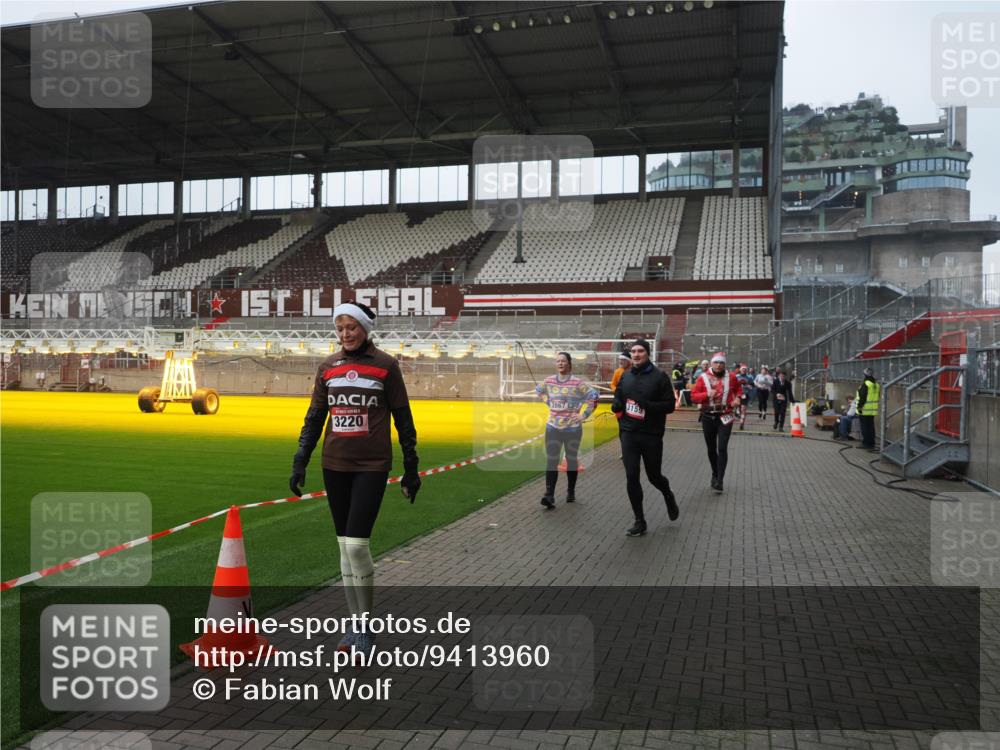 07.12.2025 - St. Pauli X-Mass-Run No. 15 Fabian Wolf http://msf.ph/oto/9413960 07.12.2025 11:21:21 Ziel 232, 241, 2375, 2376, 2579, 2867, 3073, 3135, 3159, 3220, 3283 meine-sportfotos.de