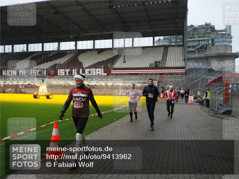 07.12.2025 - St. Pauli X-Mass-Run No. 15 Fabian Wolf http://msf.ph/oto/9413962 07.12.2025 11:21:21 Ziel 232, 241, 2375, 2376, 2579, 2867, 3073, 3135, 3159, 3220, 3283 meine-sportfotos.de