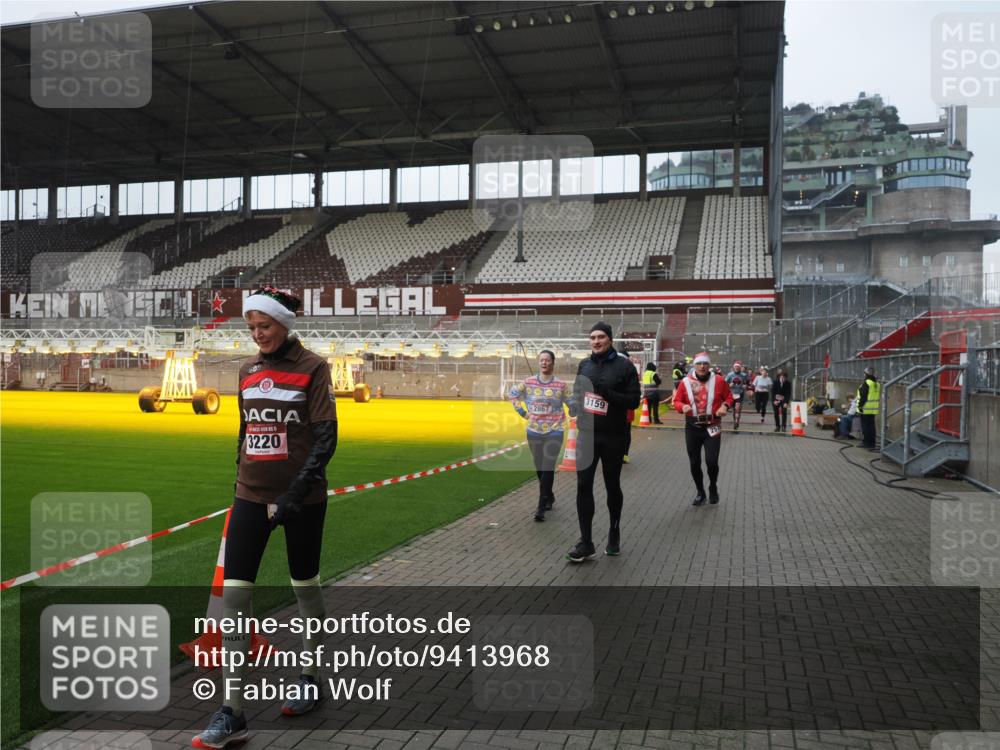 07.12.2025 - St. Pauli X-Mass-Run No. 15 Fabian Wolf http://msf.ph/oto/9413968 07.12.2025 11:21:22 Ziel 98, 105, 111, 232, 241, 2375, 2376, 2579, 2867, 3073, 3135, 3159, 3220, 3283 meine-sportfotos.de