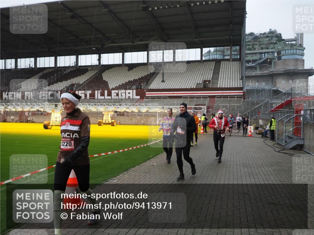 07.12.2025 - St. Pauli X-Mass-Run No. 15 Fabian Wolf http://msf.ph/oto/9413971 07.12.2025 11:21:22 Ziel 98, 105, 111, 232, 241, 2375, 2376, 2579, 2867, 3073, 3135, 3159, 3220, 3283 meine-sportfotos.de