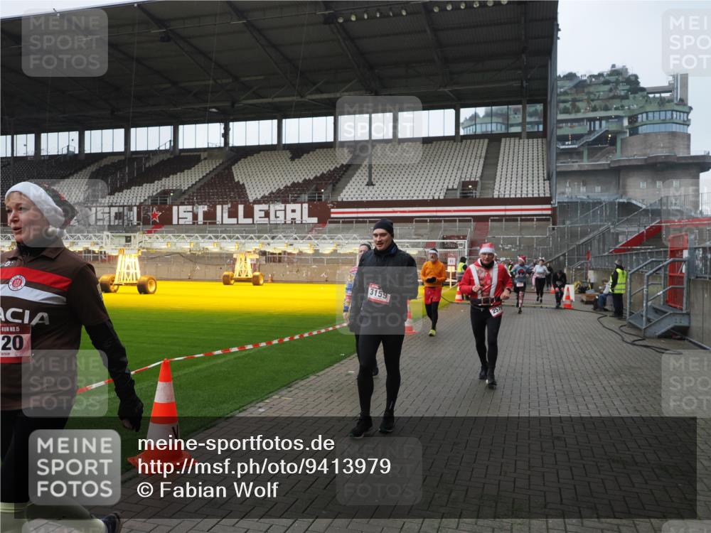 07.12.2025 - St. Pauli X-Mass-Run No. 15 Fabian Wolf http://msf.ph/oto/9413979 07.12.2025 11:21:23 Ziel 98, 105, 111, 232, 241, 2375, 2376, 2579, 2867, 3073, 3135, 3159, 3220, 3283 meine-sportfotos.de