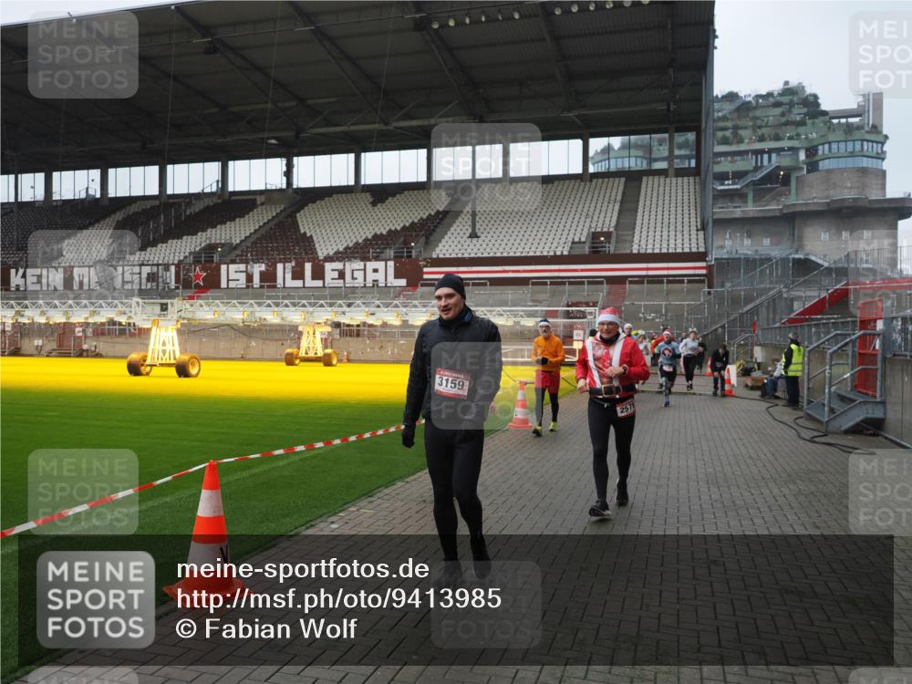 07.12.2025 - St. Pauli X-Mass-Run No. 15 Fabian Wolf http://msf.ph/oto/9413985 07.12.2025 11:21:23 Ziel 98, 105, 111, 232, 241, 2375, 2376, 2579, 2867, 3073, 3135, 3159, 3220, 3283 meine-sportfotos.de