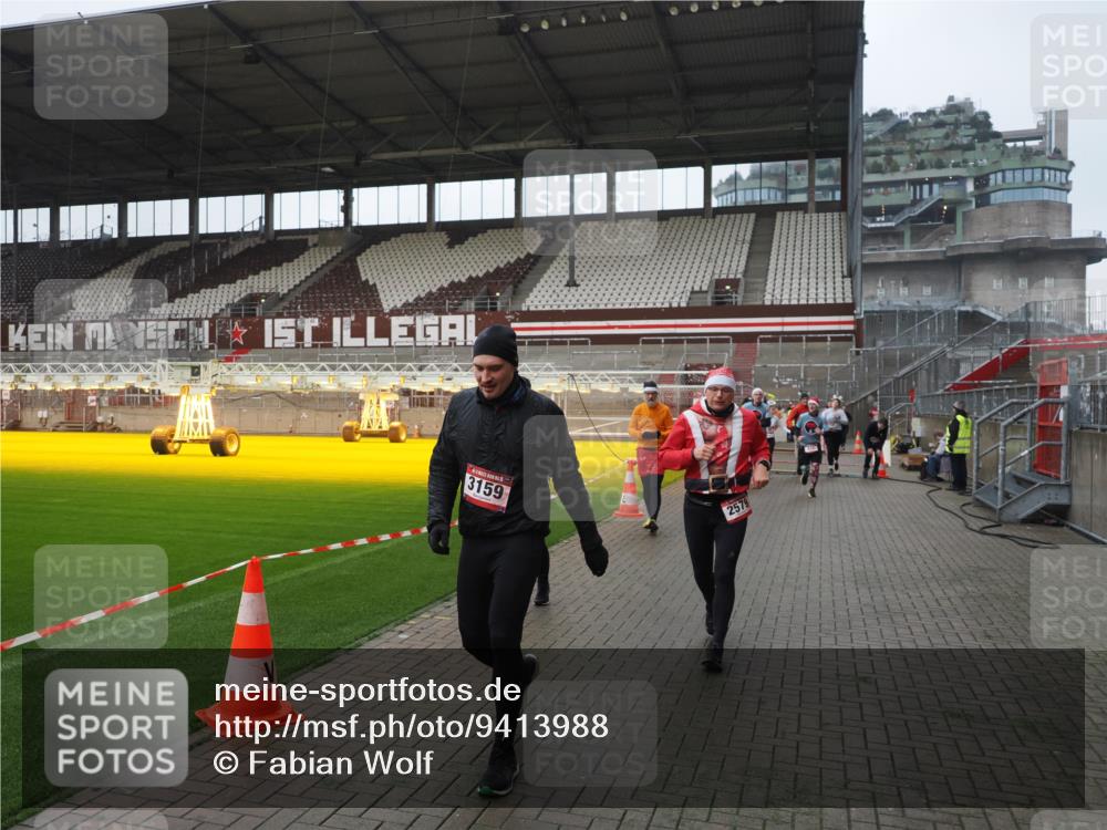 07.12.2025 - St. Pauli X-Mass-Run No. 15 Fabian Wolf http://msf.ph/oto/9413988 07.12.2025 11:21:23 Ziel 98, 105, 111, 232, 241, 2375, 2376, 2579, 2867, 3073, 3135, 3159, 3220, 3283 meine-sportfotos.de