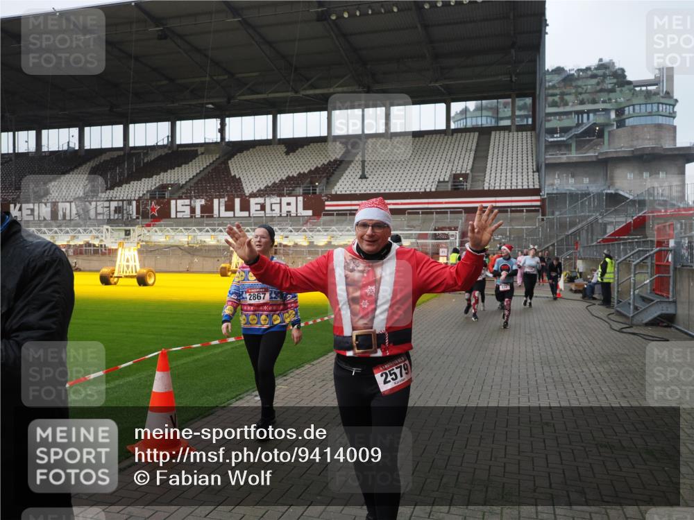 07.12.2025 - St. Pauli X-Mass-Run No. 15 Fabian Wolf http://msf.ph/oto/9414009 07.12.2025 11:21:25 Ziel 98, 105, 111, 232, 241, 1907, 2375, 2376, 2473, 2474, 2579, 2867, 3073, 3159, 3220, 3283 meine-sportfotos.de