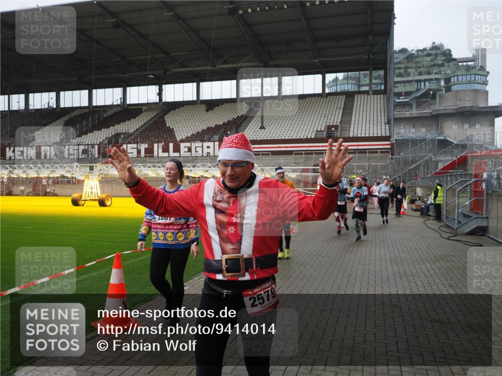 07.12.2025 - St. Pauli X-Mass-Run No. 15 Fabian Wolf http://msf.ph/oto/9414014 07.12.2025 11:21:25 Ziel 98, 105, 111, 232, 241, 1907, 2375, 2376, 2473, 2474, 2579, 2867, 3073, 3159, 3220, 3283 meine-sportfotos.de
