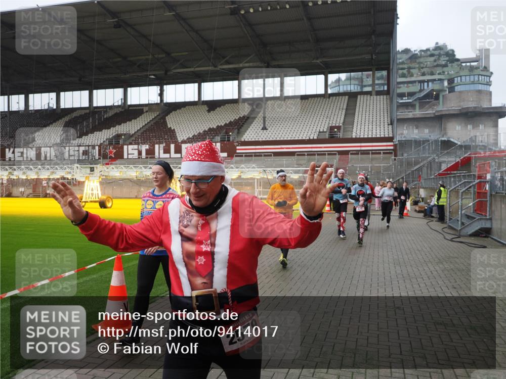 07.12.2025 - St. Pauli X-Mass-Run No. 15 Fabian Wolf http://msf.ph/oto/9414017 07.12.2025 11:21:25 Ziel 98, 105, 111, 232, 241, 1907, 2375, 2376, 2473, 2474, 2579, 2867, 3073, 3159, 3220, 3283 meine-sportfotos.de