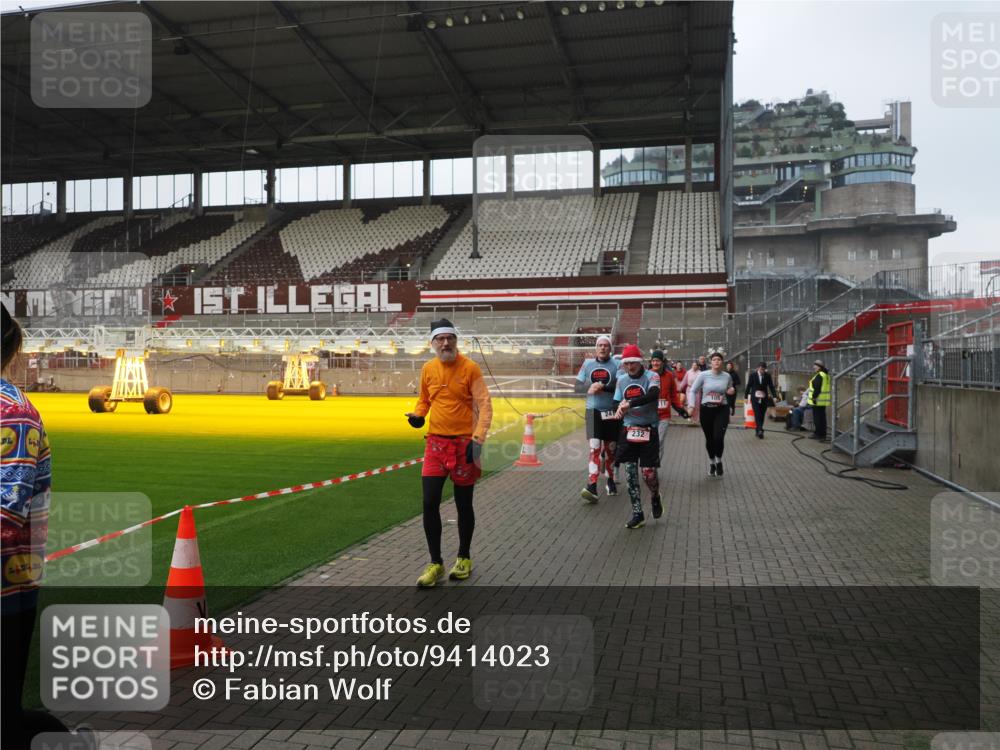 07.12.2025 - St. Pauli X-Mass-Run No. 15 Fabian Wolf http://msf.ph/oto/9414023 07.12.2025 11:21:27 Ziel 98, 105, 111, 232, 241, 1549, 1902, 1907, 2375, 2376, 2473, 2474, 2579, 2867, 3073, 3159, 3220, 3283 meine-sportfotos.de