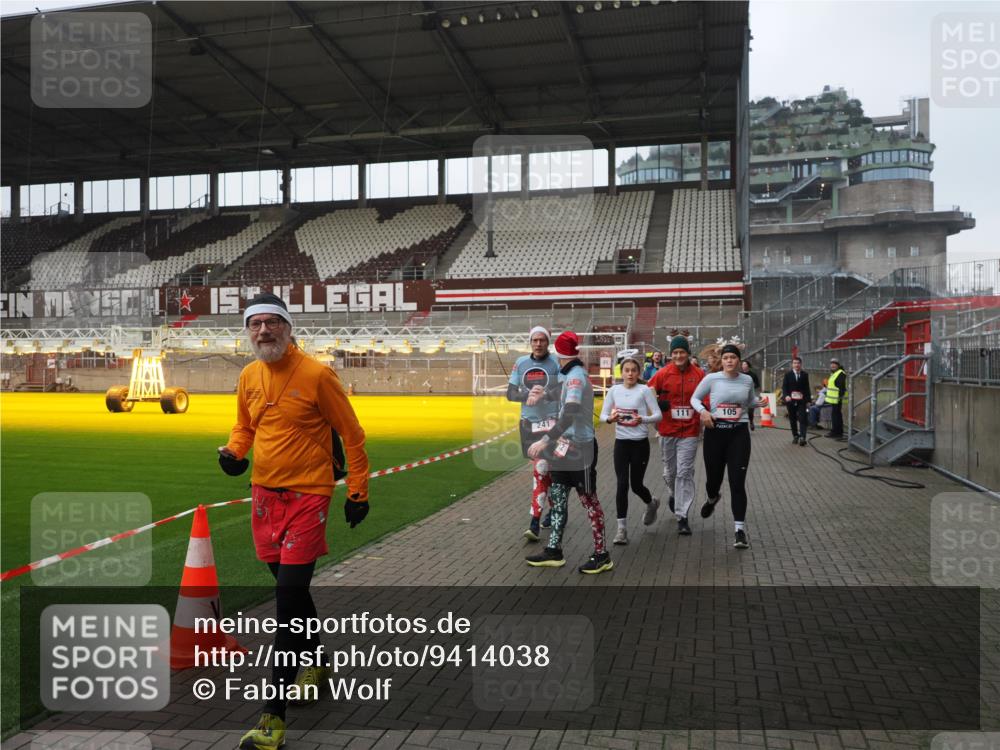 07.12.2025 - St. Pauli X-Mass-Run No. 15 Fabian Wolf http://msf.ph/oto/9414038 07.12.2025 11:21:28 Ziel 98, 105, 111, 232, 241, 1549, 1902, 1907, 2033, 2473, 2474, 2579, 2867, 3073, 3159, 3220, 3283 meine-sportfotos.de
