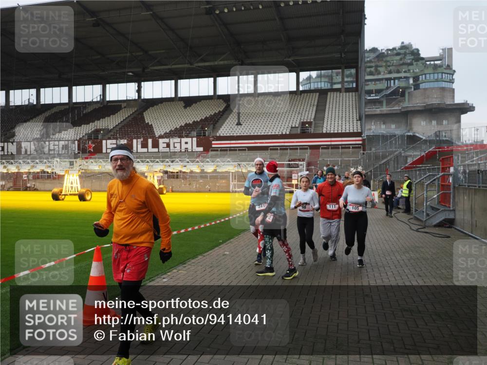07.12.2025 - St. Pauli X-Mass-Run No. 15 Fabian Wolf http://msf.ph/oto/9414041 07.12.2025 11:21:28 Ziel 98, 105, 111, 232, 241, 1549, 1902, 1907, 2033, 2473, 2474, 2579, 2867, 3073, 3159, 3220, 3283 meine-sportfotos.de