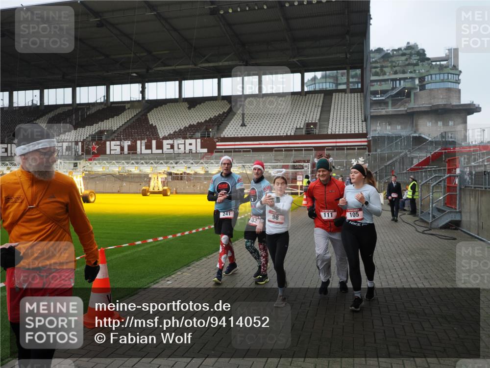 07.12.2025 - St. Pauli X-Mass-Run No. 15 Fabian Wolf http://msf.ph/oto/9414052 07.12.2025 11:21:29 Ziel 98, 105, 111, 232, 241, 1549, 1902, 1907, 2033, 2197, 2473, 2474, 2579, 2867, 3073, 3159, 3283 meine-sportfotos.de