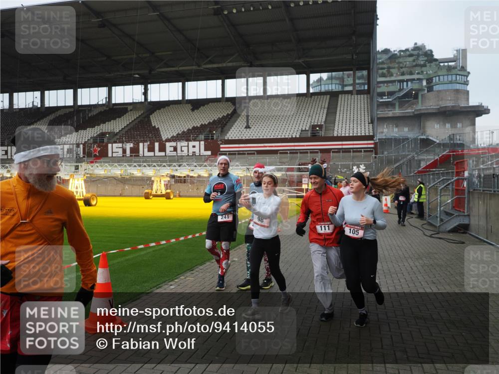 07.12.2025 - St. Pauli X-Mass-Run No. 15 Fabian Wolf http://msf.ph/oto/9414055 07.12.2025 11:21:29 Ziel 98, 105, 111, 232, 241, 1549, 1902, 1907, 2033, 2197, 2473, 2474, 2579, 2867, 3073, 3159, 3283 meine-sportfotos.de