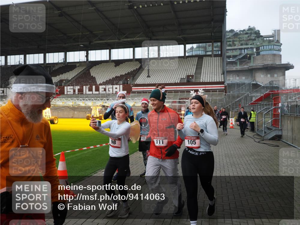 07.12.2025 - St. Pauli X-Mass-Run No. 15 Fabian Wolf http://msf.ph/oto/9414063 07.12.2025 11:21:30 Ziel 98, 105, 111, 232, 241, 1549, 1902, 1907, 2033, 2197, 2473, 2474, 2579, 3073, 3159, 3283 meine-sportfotos.de