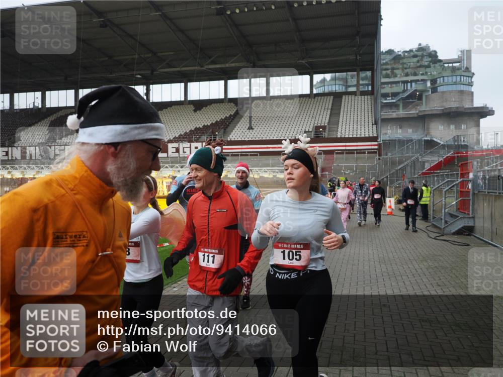 07.12.2025 - St. Pauli X-Mass-Run No. 15 Fabian Wolf http://msf.ph/oto/9414066 07.12.2025 11:21:30 Ziel 98, 105, 111, 232, 241, 1549, 1902, 1907, 2033, 2197, 2473, 2474, 2579, 3073, 3159, 3283 meine-sportfotos.de