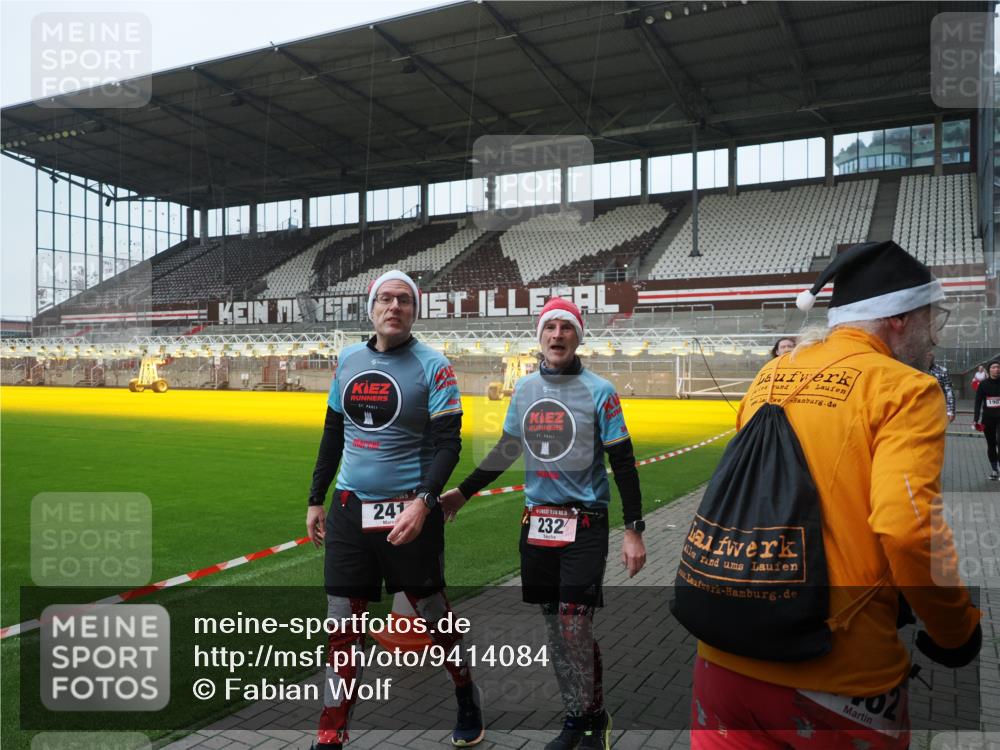 07.12.2025 - St. Pauli X-Mass-Run No. 15 Fabian Wolf http://msf.ph/oto/9414084 07.12.2025 11:21:32 Ziel 98, 105, 111, 232, 241, 1549, 1902, 1907, 2033, 2197, 2473, 2474, 2579, 3073, 3159, 3283 meine-sportfotos.de