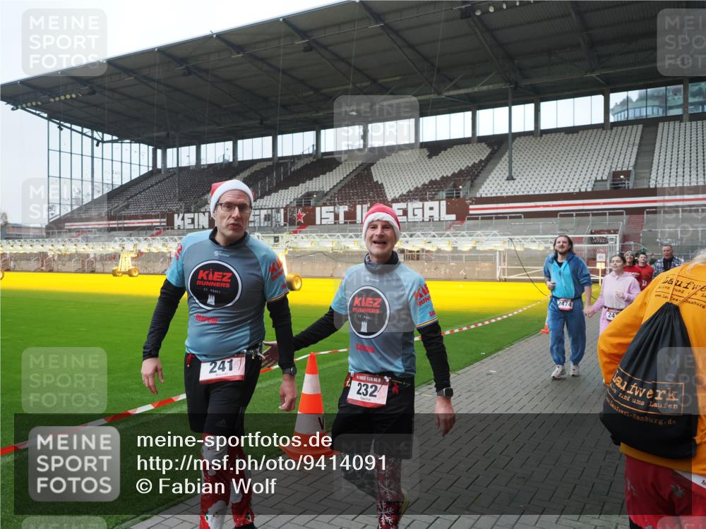 07.12.2025 - St. Pauli X-Mass-Run No. 15 Fabian Wolf http://msf.ph/oto/9414091 07.12.2025 11:21:32 Ziel 98, 105, 111, 232, 241, 1549, 1902, 1907, 2033, 2197, 2473, 2474, 2579, 3073, 3159, 3283 meine-sportfotos.de