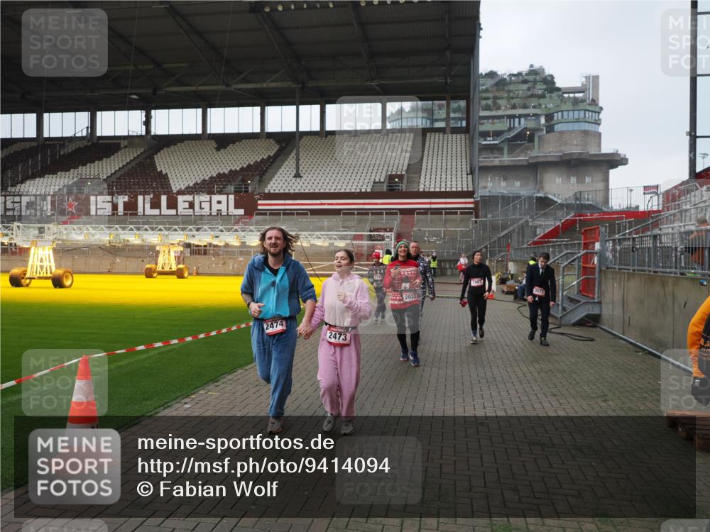 07.12.2025 - St. Pauli X-Mass-Run No. 15 Fabian Wolf http://msf.ph/oto/9414094 07.12.2025 11:21:34 Ziel 98, 105, 111, 232, 241, 1549, 1902, 1907, 2033, 2197, 2473, 2474, 2579, 3073, 3159 meine-sportfotos.de