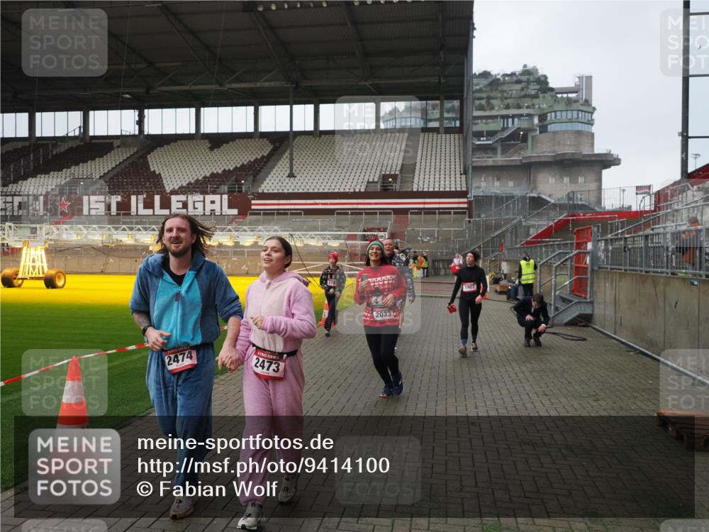 07.12.2025 - St. Pauli X-Mass-Run No. 15 Fabian Wolf http://msf.ph/oto/9414100 07.12.2025 11:21:35 Ziel 98, 105, 111, 232, 241, 1549, 1902, 1907, 2033, 2197, 2473, 2474, 2579, 3073, 3159 meine-sportfotos.de