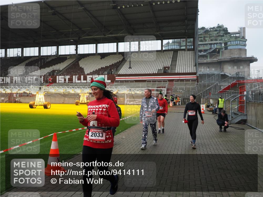 07.12.2025 - St. Pauli X-Mass-Run No. 15 Fabian Wolf http://msf.ph/oto/9414111 07.12.2025 11:21:36 Ziel 98, 105, 111, 232, 241, 1549, 1902, 1907, 1939, 2033, 2197, 2473, 2474, 3073 meine-sportfotos.de