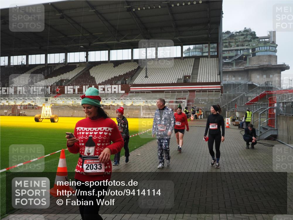 07.12.2025 - St. Pauli X-Mass-Run No. 15 Fabian Wolf http://msf.ph/oto/9414114 07.12.2025 11:21:36 Ziel 98, 105, 111, 232, 241, 1549, 1902, 1907, 1939, 2033, 2197, 2473, 2474, 3073 meine-sportfotos.de