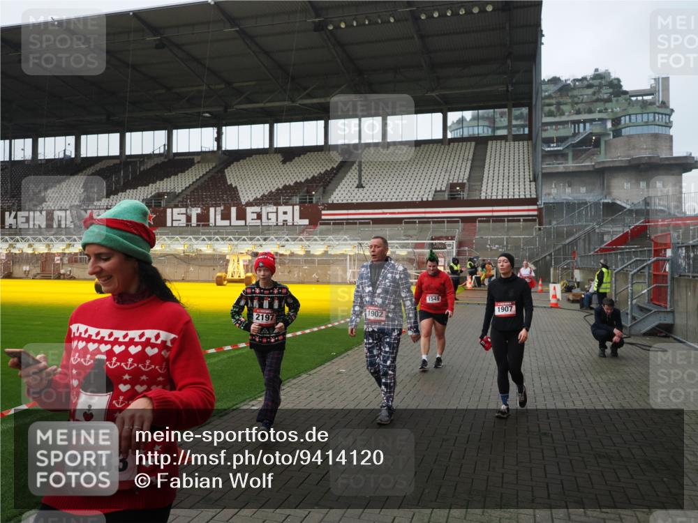 07.12.2025 - St. Pauli X-Mass-Run No. 15 Fabian Wolf http://msf.ph/oto/9414120 07.12.2025 11:21:37 Ziel 98, 105, 111, 232, 241, 1549, 1902, 1907, 1939, 2033, 2197, 2473, 2474, 3073 meine-sportfotos.de