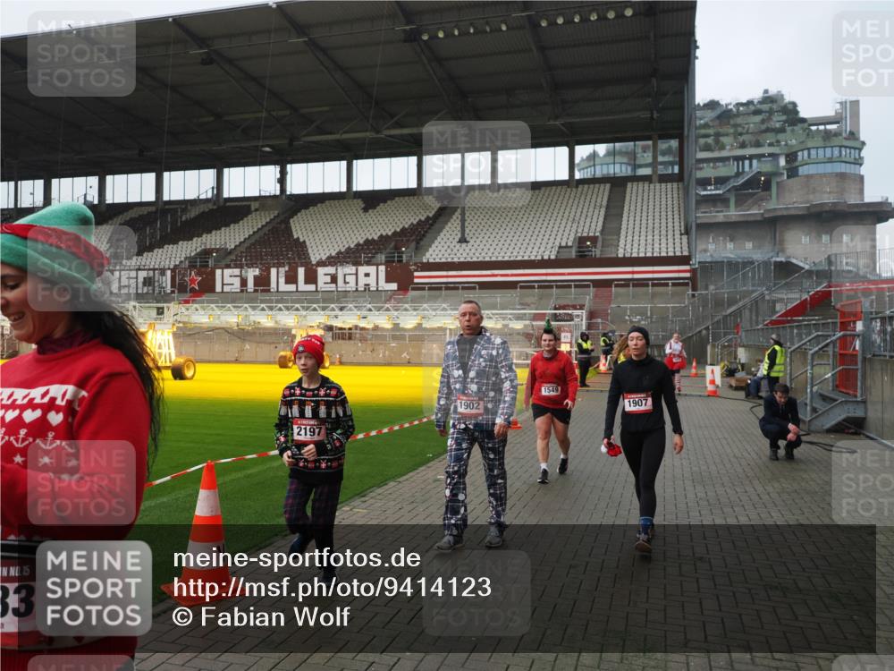 07.12.2025 - St. Pauli X-Mass-Run No. 15 Fabian Wolf http://msf.ph/oto/9414123 07.12.2025 11:21:37 Ziel 98, 105, 111, 232, 241, 1549, 1902, 1907, 1939, 2033, 2197, 2473, 2474, 3073 meine-sportfotos.de