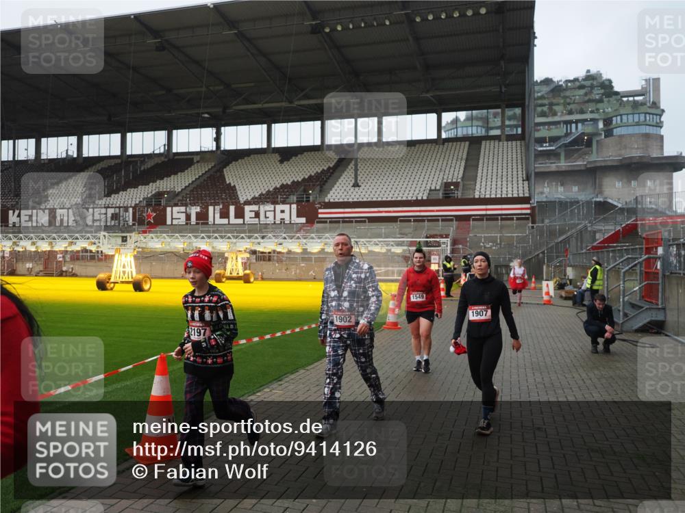 07.12.2025 - St. Pauli X-Mass-Run No. 15 Fabian Wolf http://msf.ph/oto/9414126 07.12.2025 11:21:37 Ziel 98, 105, 111, 232, 241, 1549, 1902, 1907, 1939, 2033, 2197, 2473, 2474, 3073 meine-sportfotos.de