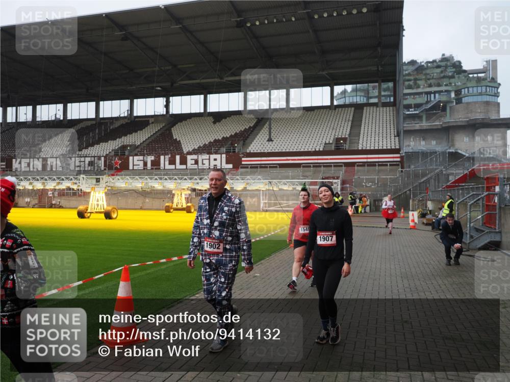 07.12.2025 - St. Pauli X-Mass-Run No. 15 Fabian Wolf http://msf.ph/oto/9414132 07.12.2025 11:21:38 Ziel 98, 105, 111, 232, 241, 1549, 1902, 1907, 1939, 2033, 2197, 2473, 2474, 3073 meine-sportfotos.de