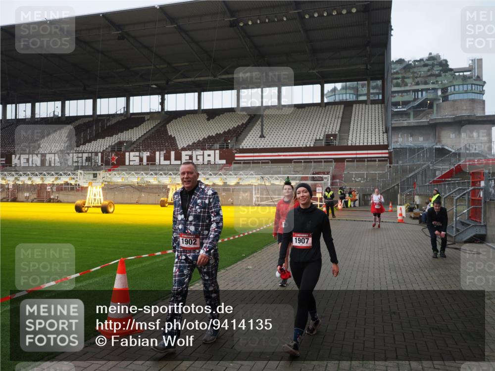 07.12.2025 - St. Pauli X-Mass-Run No. 15 Fabian Wolf http://msf.ph/oto/9414135 07.12.2025 11:21:38 Ziel 98, 105, 111, 232, 241, 1549, 1902, 1907, 1939, 2033, 2197, 2473, 2474, 3073 meine-sportfotos.de