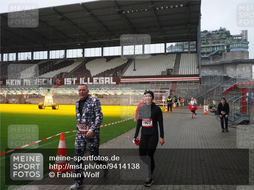 07.12.2025 - St. Pauli X-Mass-Run No. 15 Fabian Wolf http://msf.ph/oto/9414138 07.12.2025 11:21:38 Ziel 98, 105, 111, 232, 241, 1549, 1902, 1907, 1939, 2033, 2197, 2473, 2474, 3073 meine-sportfotos.de