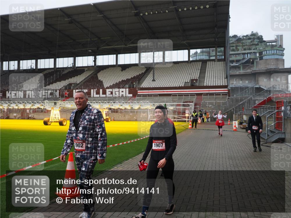 07.12.2025 - St. Pauli X-Mass-Run No. 15 Fabian Wolf http://msf.ph/oto/9414141 07.12.2025 11:21:38 Ziel 98, 105, 111, 232, 241, 1549, 1902, 1907, 1939, 2033, 2197, 2473, 2474, 3073 meine-sportfotos.de