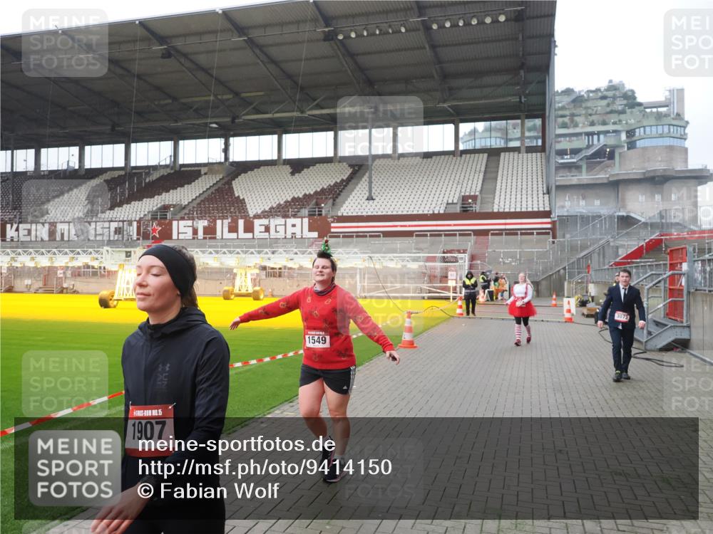 07.12.2025 - St. Pauli X-Mass-Run No. 15 Fabian Wolf http://msf.ph/oto/9414150 07.12.2025 11:21:39 Ziel 98, 105, 111, 232, 241, 1549, 1902, 1907, 1939, 2033, 2197, 2473, 2474, 3073 meine-sportfotos.de