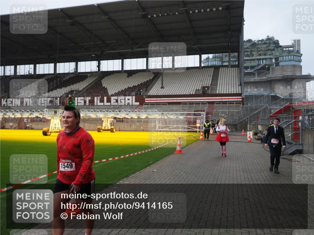 07.12.2025 - St. Pauli X-Mass-Run No. 15 Fabian Wolf http://msf.ph/oto/9414165 07.12.2025 11:21:40 Ziel 98, 105, 111, 232, 241, 1549, 1902, 1907, 1939, 2033, 2197, 2473, 2474, 3073 meine-sportfotos.de