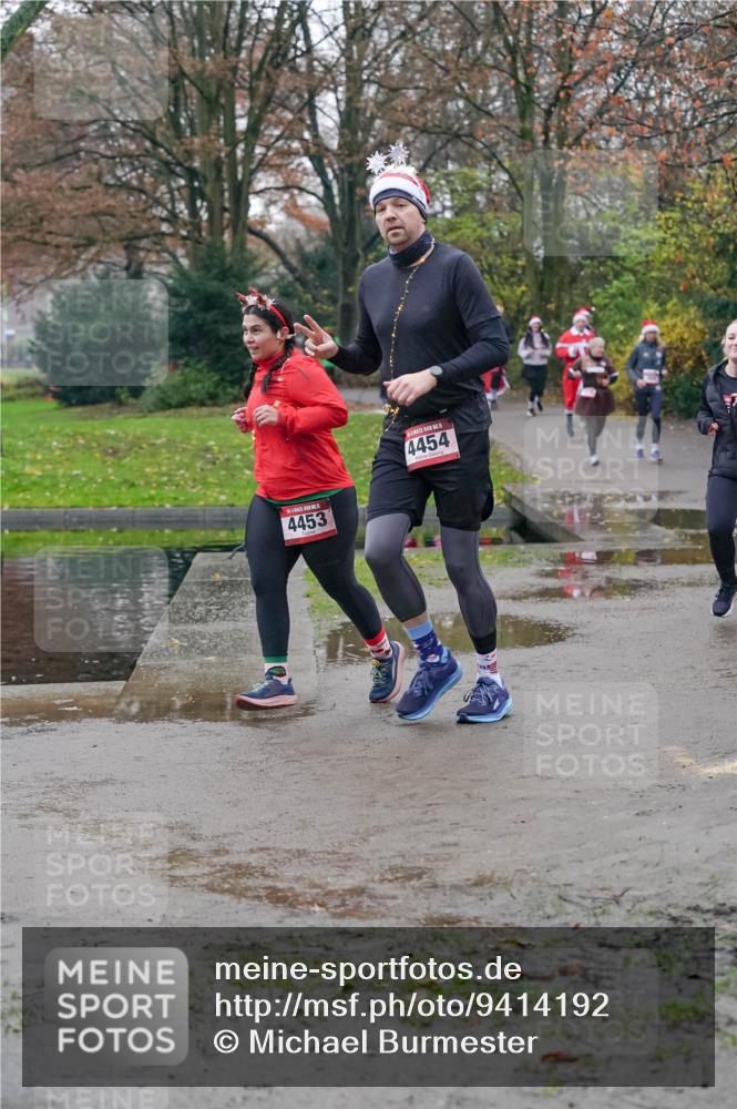 07.12.2025 - St. Pauli X-Mass-Run No. 15 Michael Burmester http://msf.ph/oto/9414192 07.12.2025 10:04:36 Laufen 4453, 5, 4454 meine-sportfotos.de