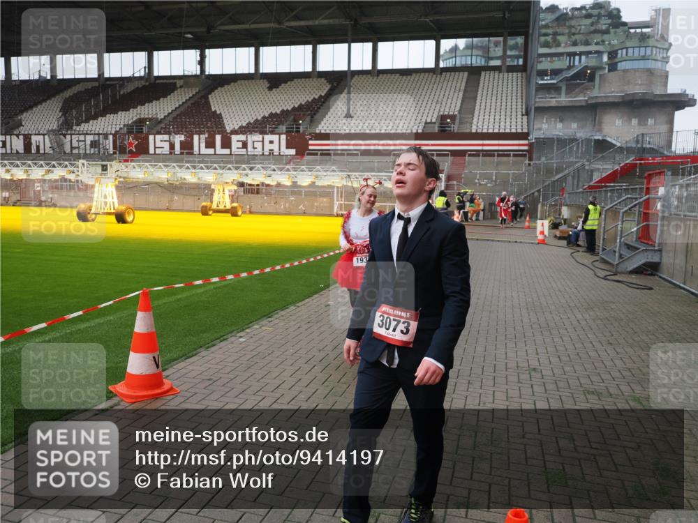 07.12.2025 - St. Pauli X-Mass-Run No. 15 Fabian Wolf http://msf.ph/oto/9414197 07.12.2025 11:21:46 Ziel 1549, 1902, 1939, 2033, 2197 meine-sportfotos.de