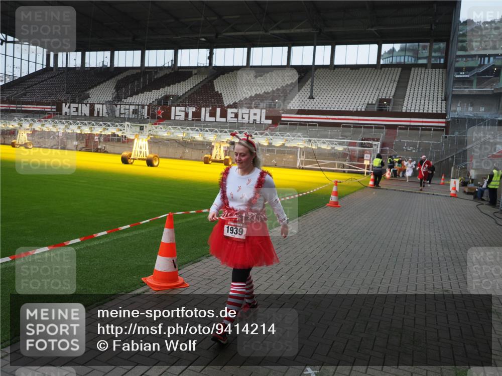 07.12.2025 - St. Pauli X-Mass-Run No. 15 Fabian Wolf http://msf.ph/oto/9414214 07.12.2025 11:21:48 Ziel 1284, 1297, 1939, 2033, 2197 meine-sportfotos.de