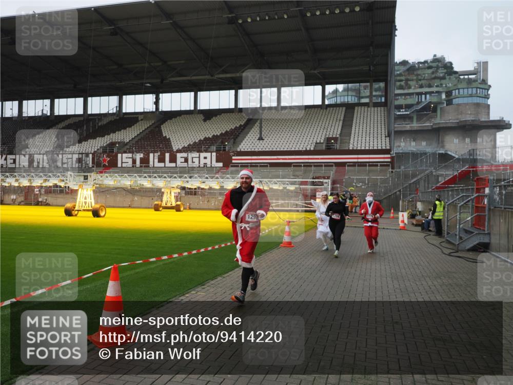 07.12.2025 - St. Pauli X-Mass-Run No. 15 Fabian Wolf http://msf.ph/oto/9414220 07.12.2025 11:21:54 Ziel 1284, 1297, 1775, 1779, 1904, 1939 meine-sportfotos.de