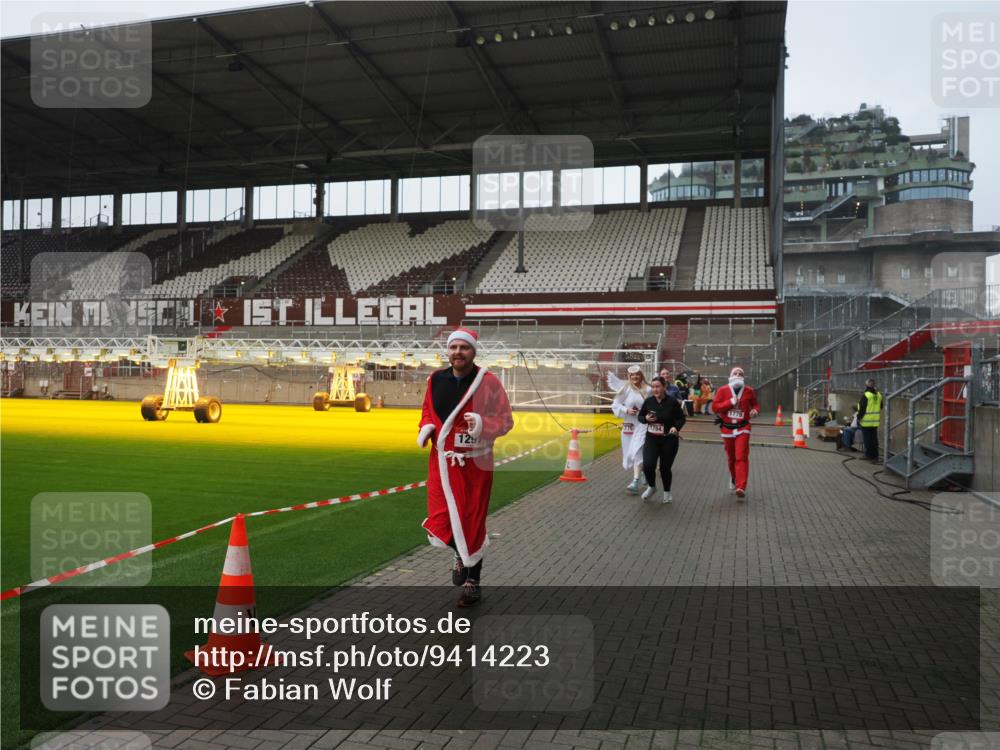 07.12.2025 - St. Pauli X-Mass-Run No. 15 Fabian Wolf http://msf.ph/oto/9414223 07.12.2025 11:21:54 Ziel 1284, 1297, 1775, 1779, 1904, 1939 meine-sportfotos.de