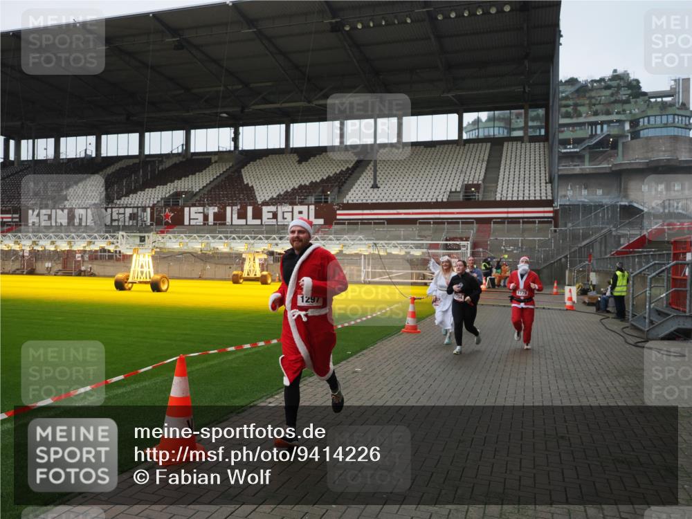07.12.2025 - St. Pauli X-Mass-Run No. 15 Fabian Wolf http://msf.ph/oto/9414226 07.12.2025 11:21:54 Ziel 1284, 1297, 1775, 1779, 1904, 1939 meine-sportfotos.de